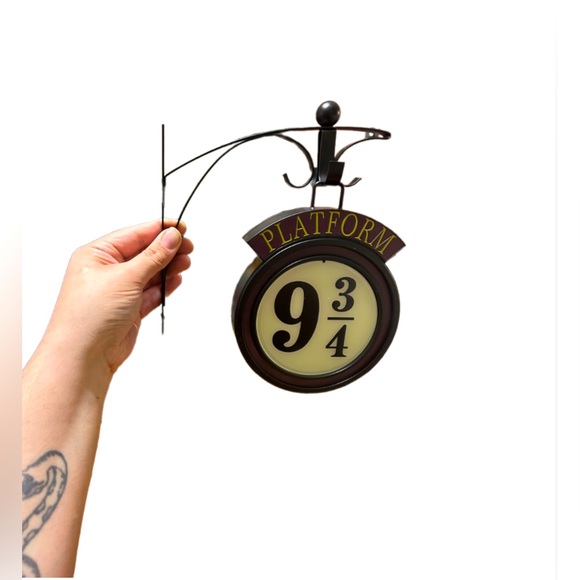 Harry Potter Platform 9 3/4 Night Lamp - Illuminate Your Wizarding World - Picture 2 of 5